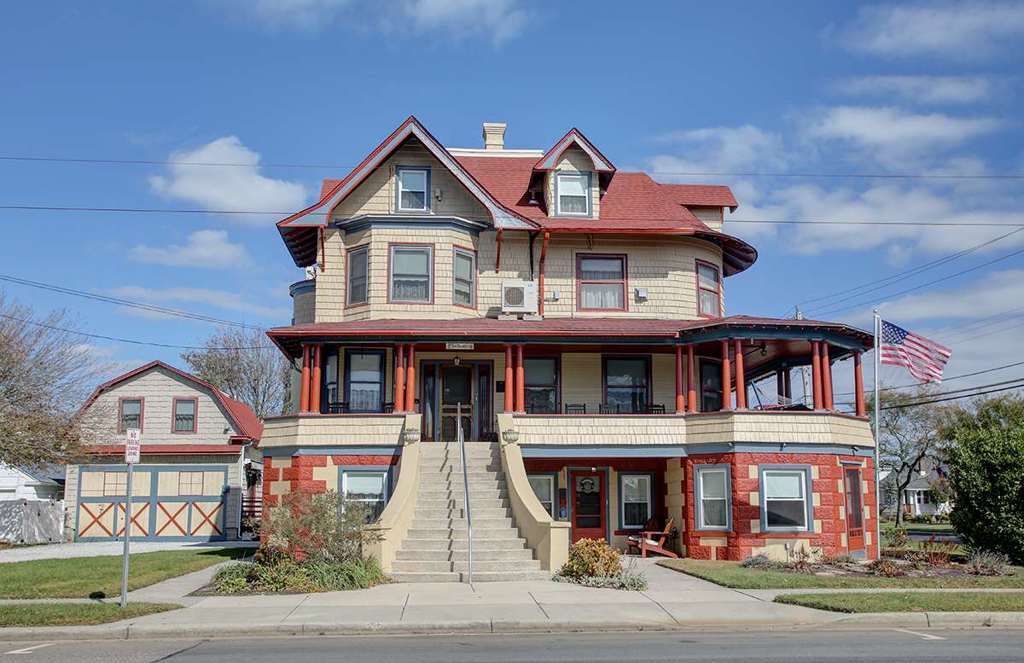 Exterior photograph of the Candlelight Inn in Wildwood